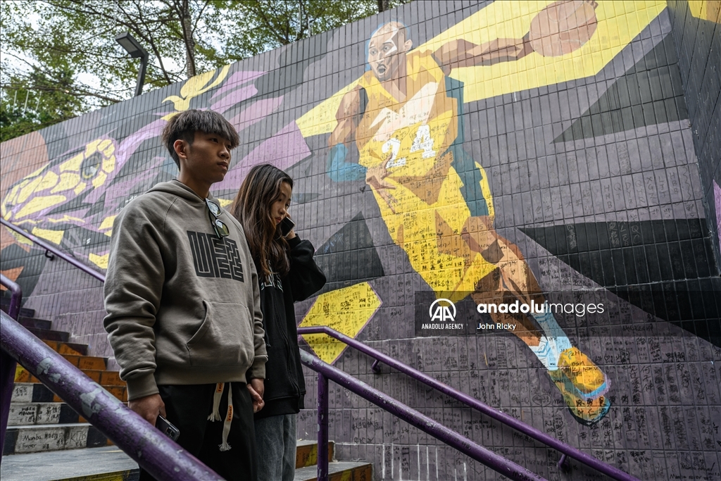 Fans mourn Kobe Bryant in China's Guangzhou
