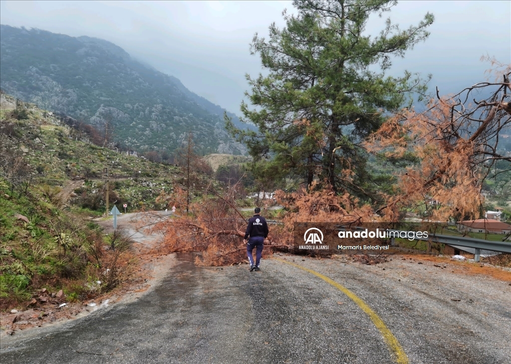 Muğla'da sağanak ve fırtına yaşamı olumsuz etkiliyor