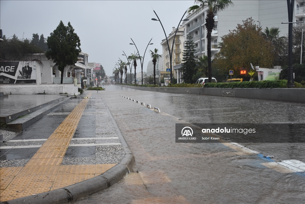 Muğla'da sağanak ve fırtına yaşamı olumsuz etkiliyor