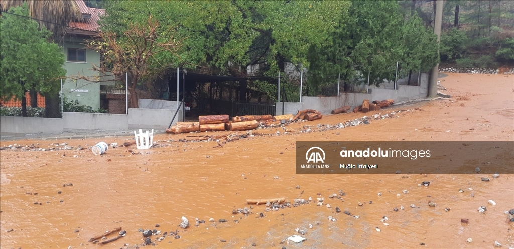 Muğla'da sağanak ve fırtına yaşamı olumsuz etkiliyor