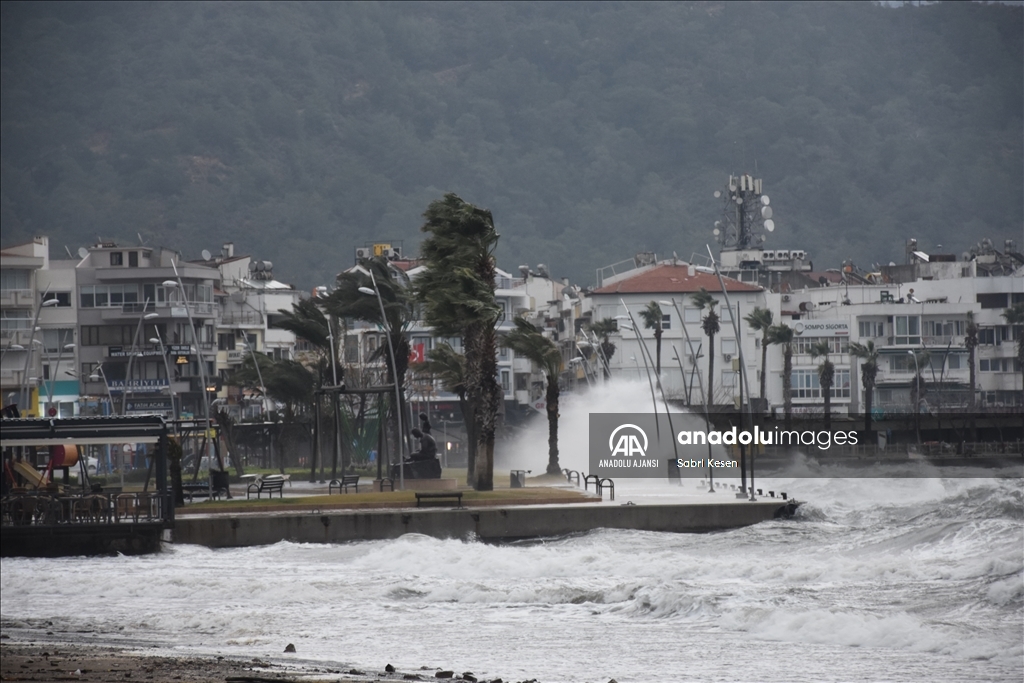 Muğla'da sağanak ve fırtına yaşamı olumsuz etkiliyor