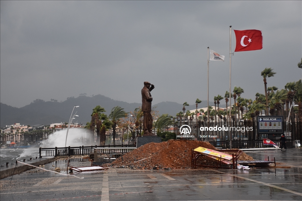 Muğla'da sağanak ve fırtına yaşamı olumsuz etkiliyor