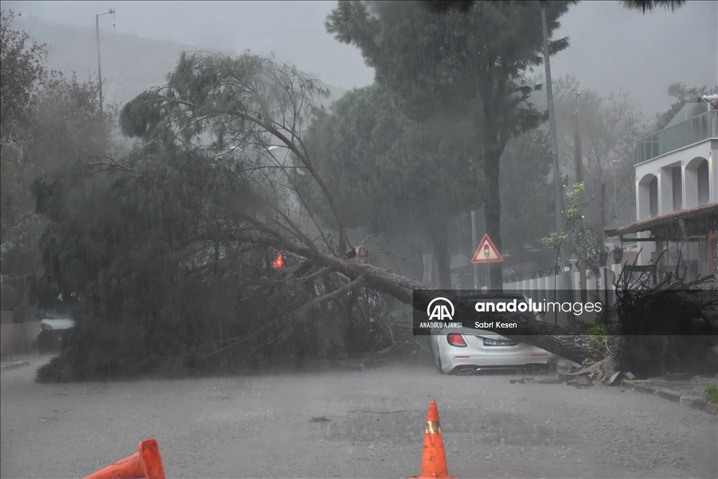 Muğla'da sağanak ve fırtına yaşamı olumsuz etkiliyor