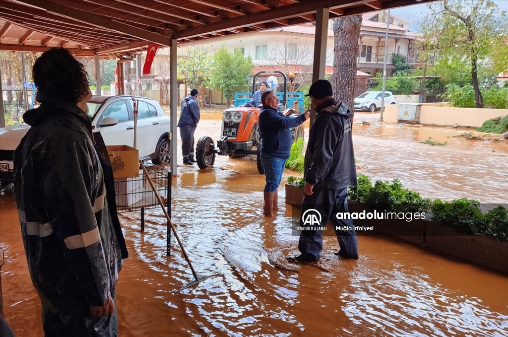 Muğla'da sağanak ve fırtına yaşamı olumsuz etkiliyor