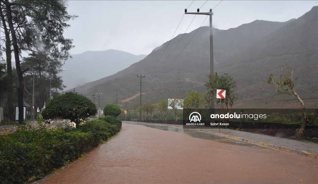 Muğla'da sağanak ve fırtına yaşamı olumsuz etkiliyor