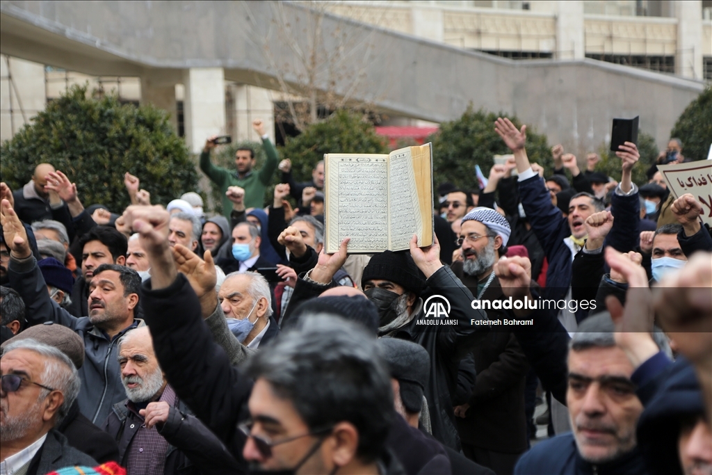 İsveç'teki Kur'an-ı Kerim yakma eylemi Tahran'da protesto edildi