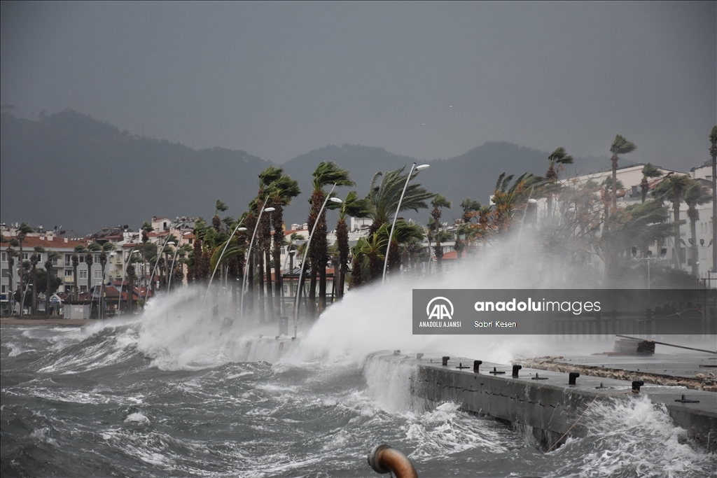 Muğla'da sağanak ve fırtına yaşamı olumsuz etkiliyor