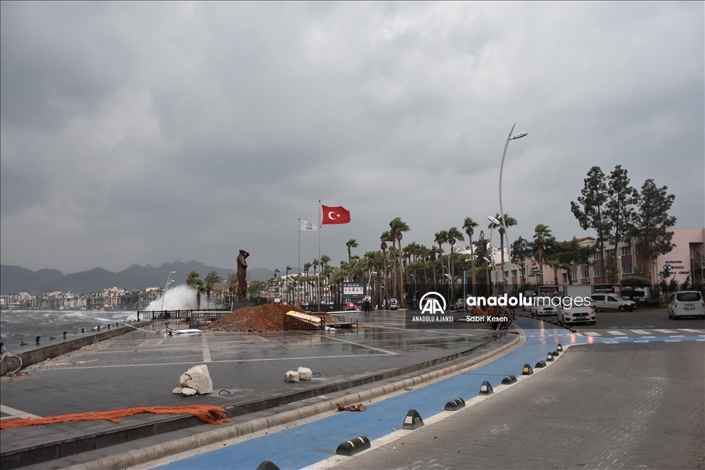 Muğla'da sağanak ve fırtına yaşamı olumsuz etkiliyor