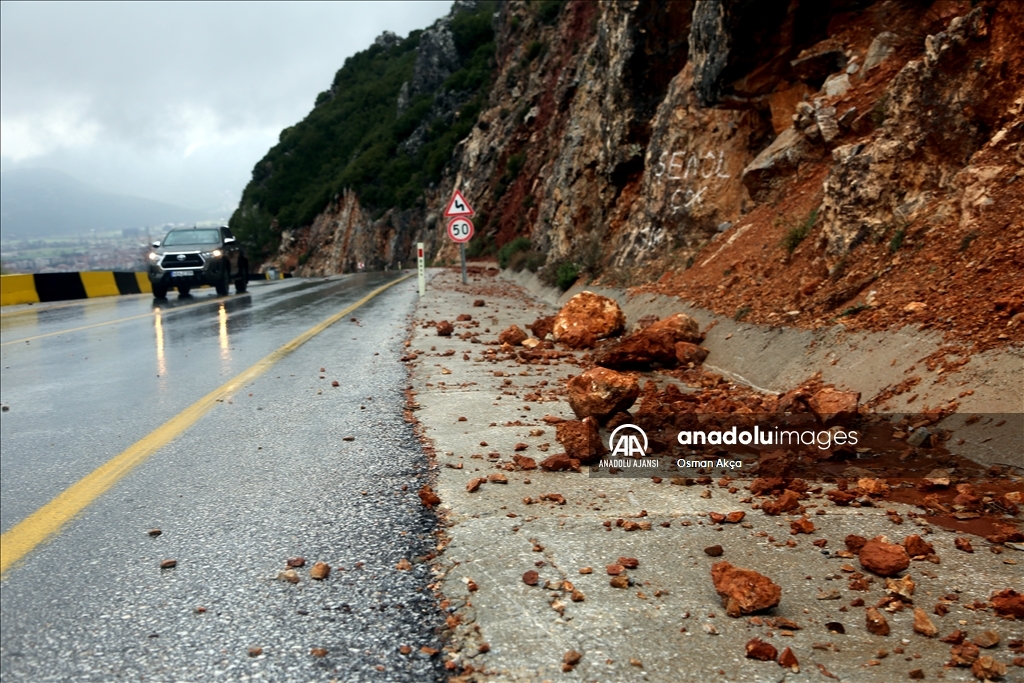 Muğla'da sağanak ve fırtına yaşamı olumsuz etkiliyor
