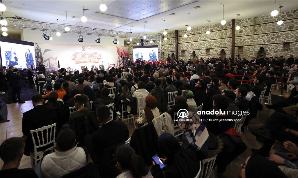 Cumhurbaşkanı Erdoğan, "Kökümüz Mazide, Gözümüz Atide" programında gençlerle buluştu: 