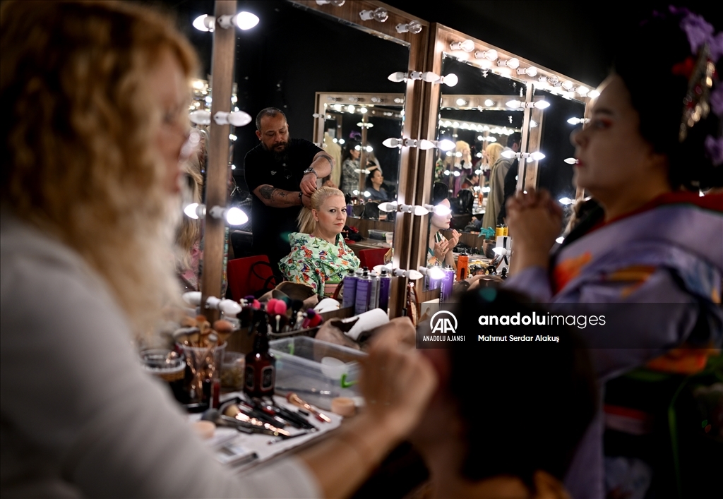 "Madama Butterfly"ı sahneleyen Türk operacılar detaylı makyajla sahneye hazırlanıyor
