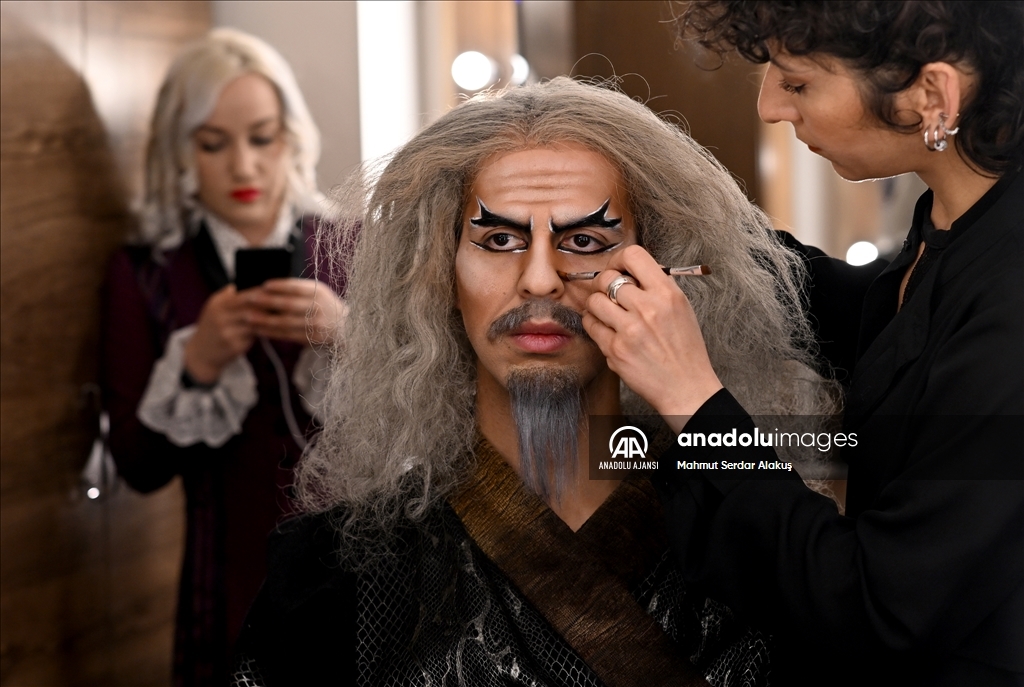 "Madama Butterfly"ı sahneleyen Türk operacılar detaylı makyajla sahneye hazırlanıyor