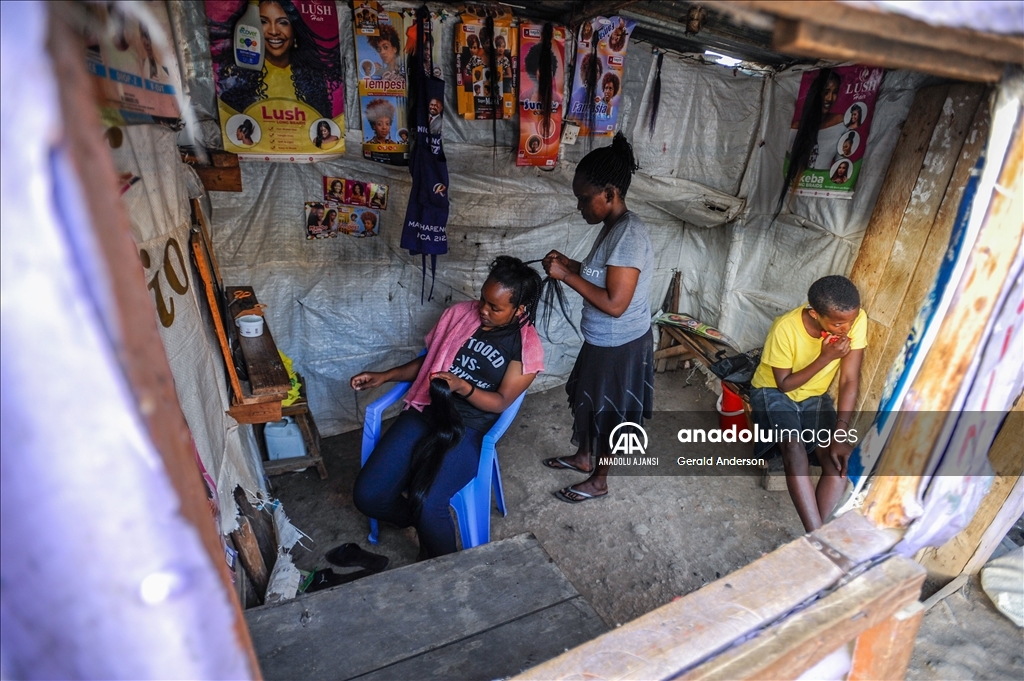 Afrika'nın en büyük gecekondu mahallerinden Kibera'daki kuaför salonları