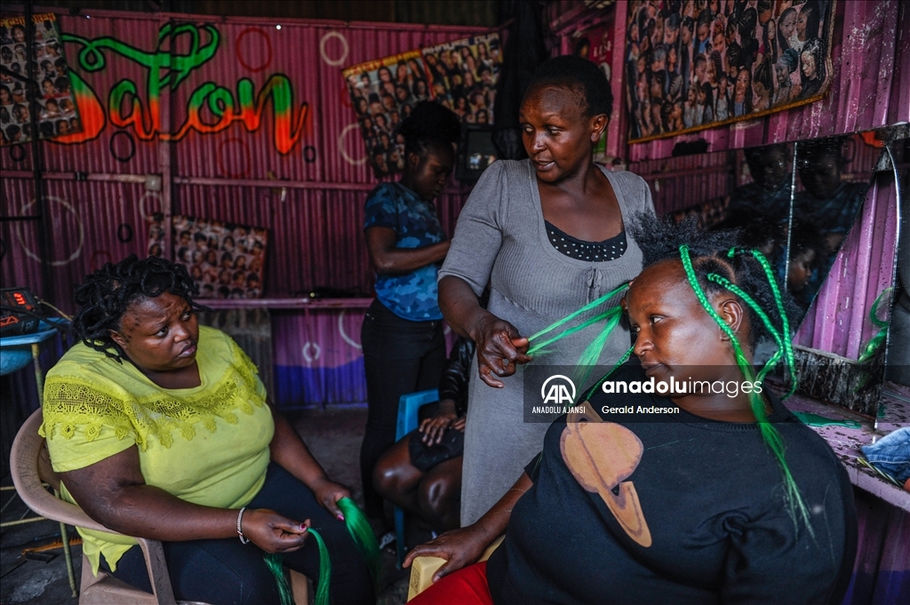 Afrika'nın en büyük gecekondu mahallerinden Kibera'daki kuaför salonları