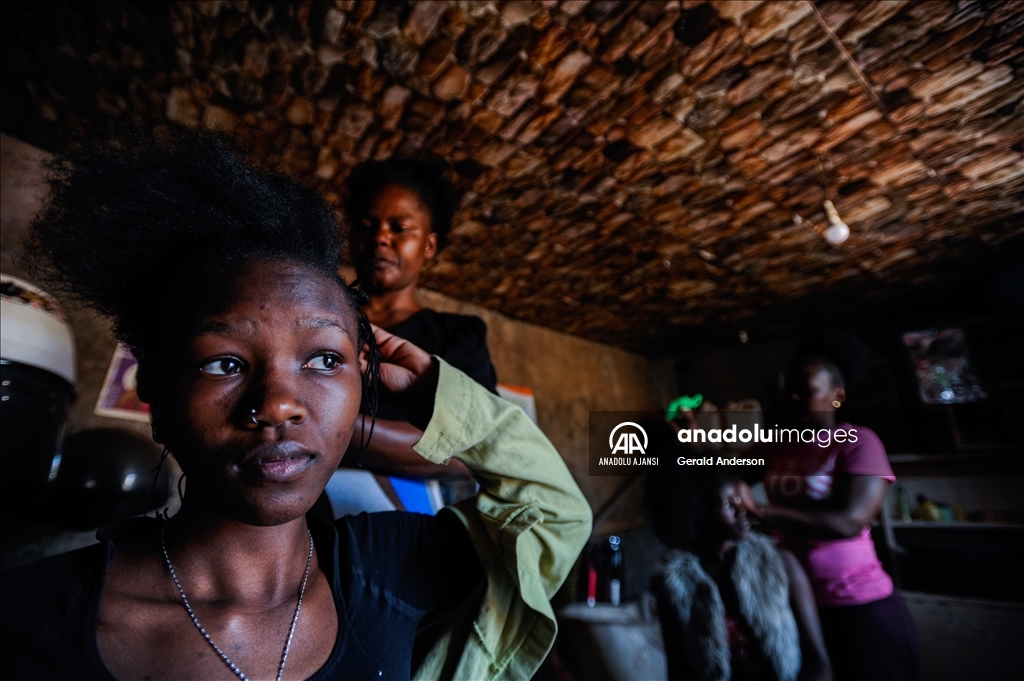 Afrika'nın en büyük gecekondu mahallerinden Kibera'daki kuaför salonları