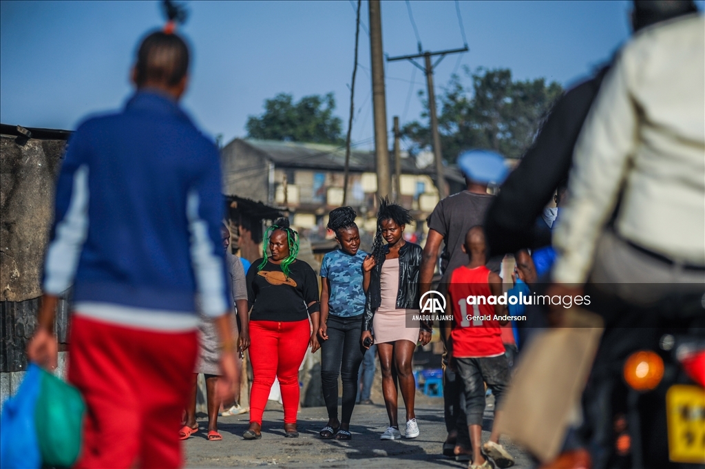 Afrika'nın en büyük gecekondu mahallerinden Kibera'daki kuaför salonları