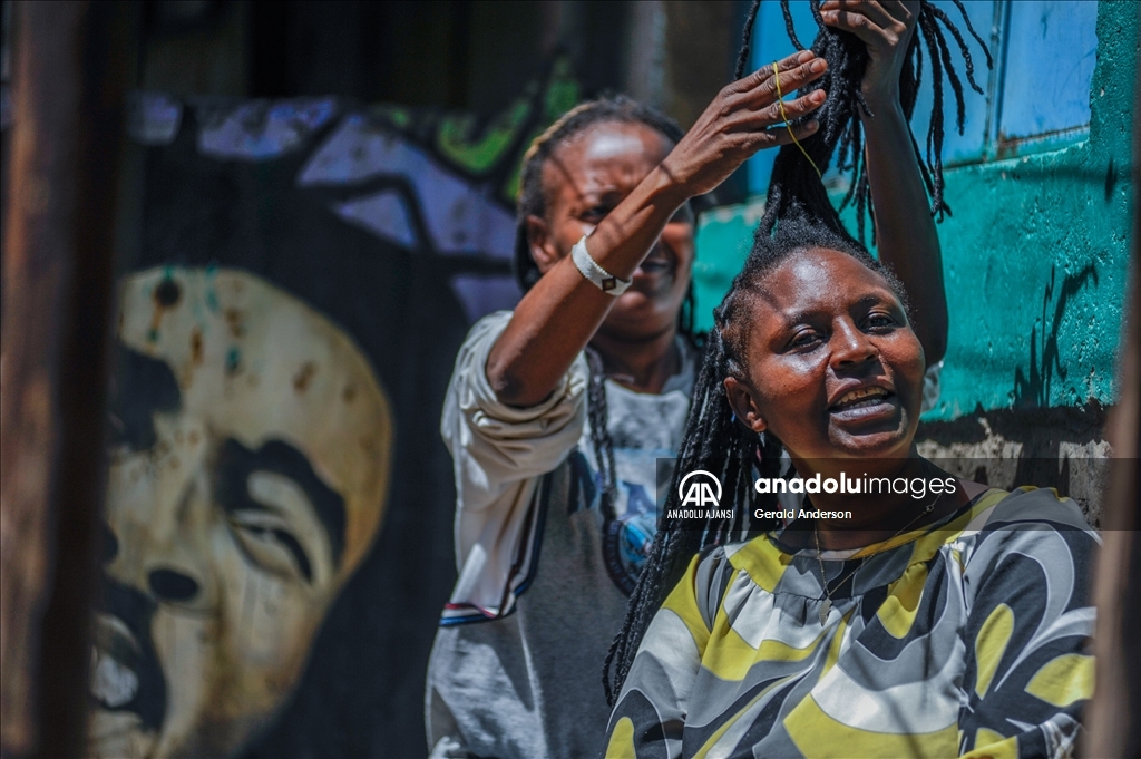 Afrika'nın en büyük gecekondu mahallerinden Kibera'daki kuaför salonları