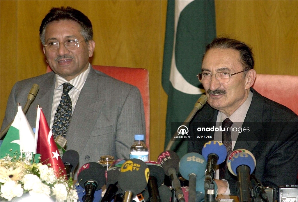 Pakistan's former military ruler Gen. Pervez Musharraf with Türkiye's former Prime Minister Bulent Ecevit