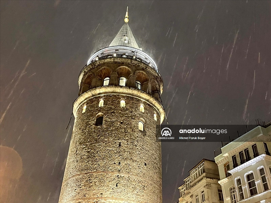 Galata Kulesi'nin demir korkulukları şiddetli rüzgardan zarar gördü