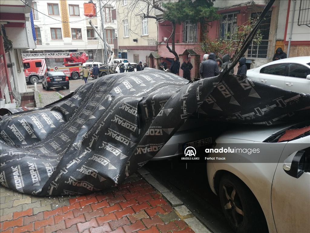 İstanbul'da lodos çatı uçmalarına ve ağaç devrilmelerine neden oldu