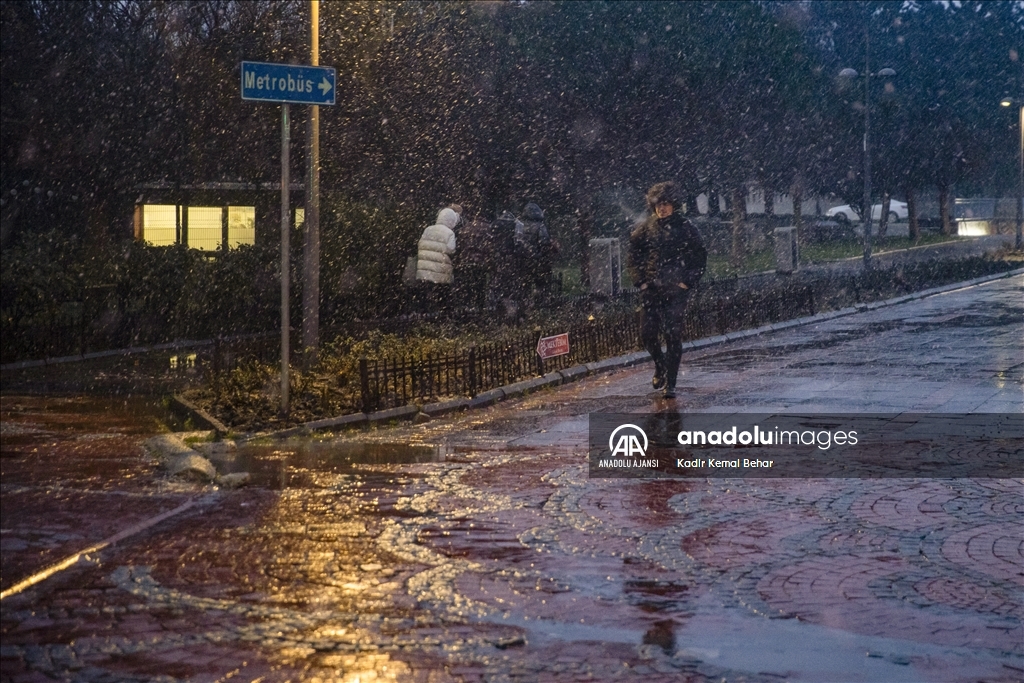 İstanbul'da akşam saatlerinde kar yağışı başladı