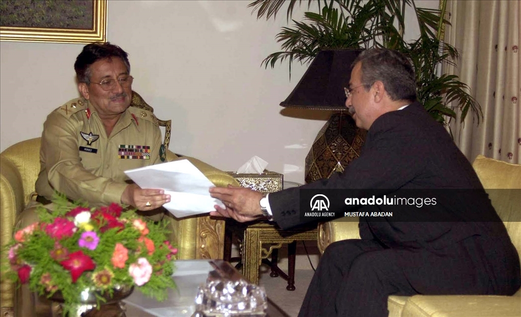 Pakistan's former military ruler Gen. Pervez Musharraf with Türkiye's former Foreign Minister Sükrü Sina Gurel