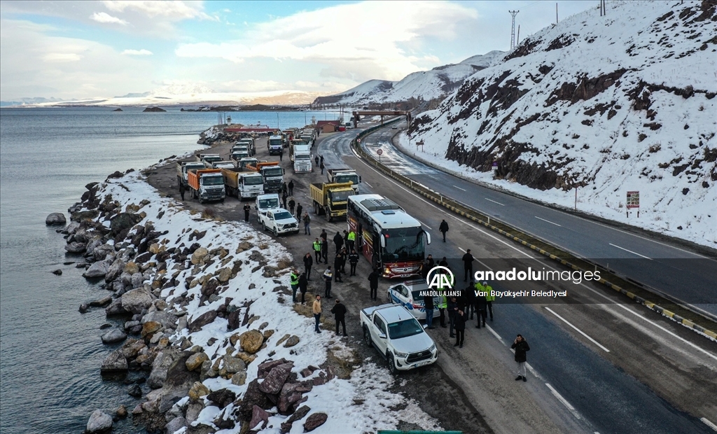 Van'daki arama kurtarma ekipleri deprem bölgesine gönderiliyor