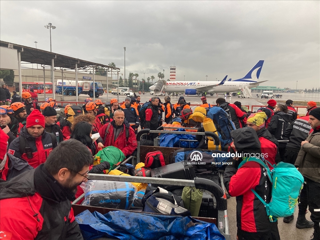 İstanbul'dan deprem bölgesine destek için hareket eden arama kurtarma ekibi Adana'ya ulaştı