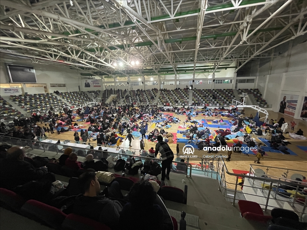Kahramanmaraş merkezli depremlerden etkilenen vatandaşlar Kilis'te spor salonlarında kalıyor