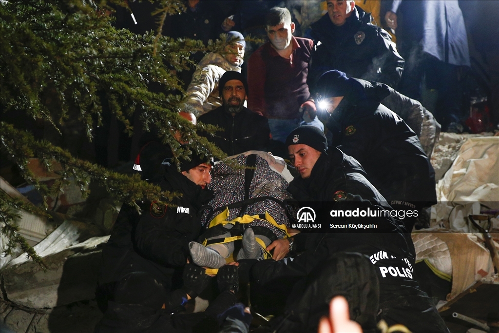 Malatya'da yıkılan binanın enkazından yaklaşık 17 saat sonra 5 kişi kurtarıldı