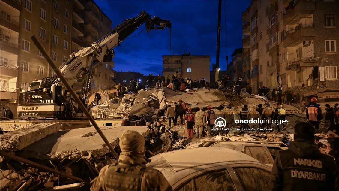 Deprem bölgesinde yıkılan binalarda arama kurtarma çalışmaları devam ediyor