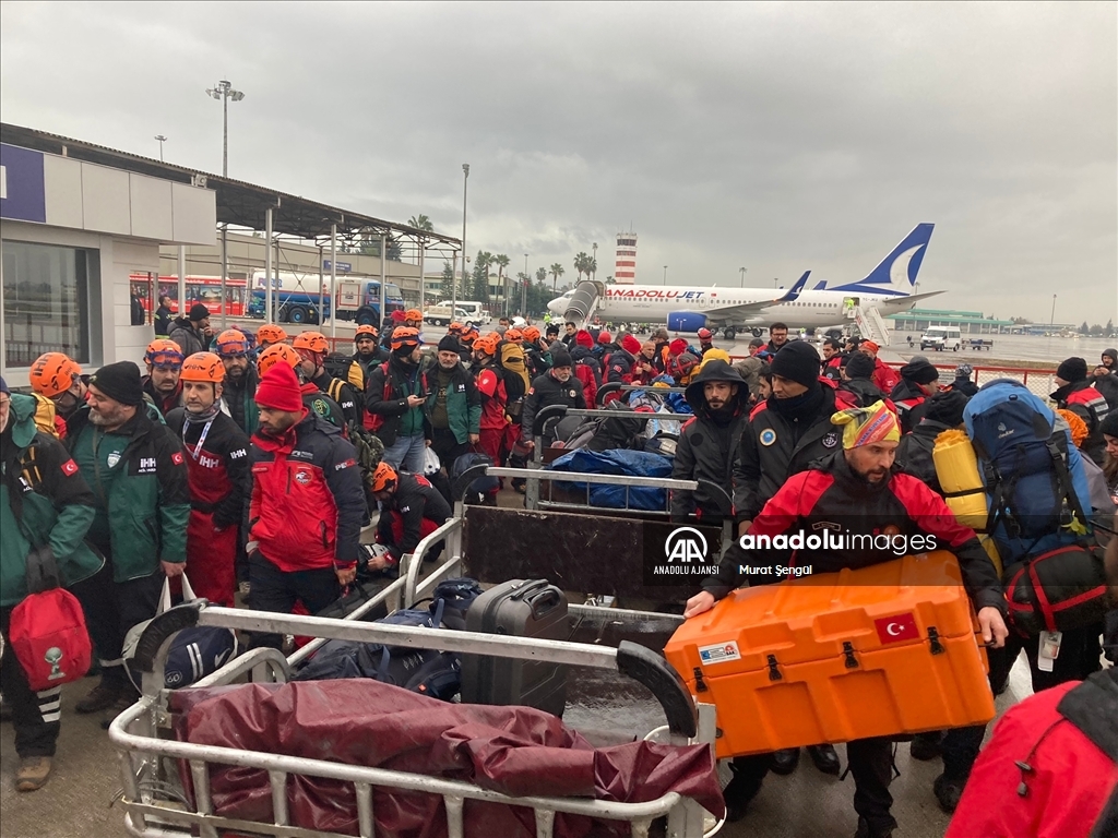 İstanbul'dan deprem bölgesine destek için hareket eden arama kurtarma ekibi Adana'ya ulaştı