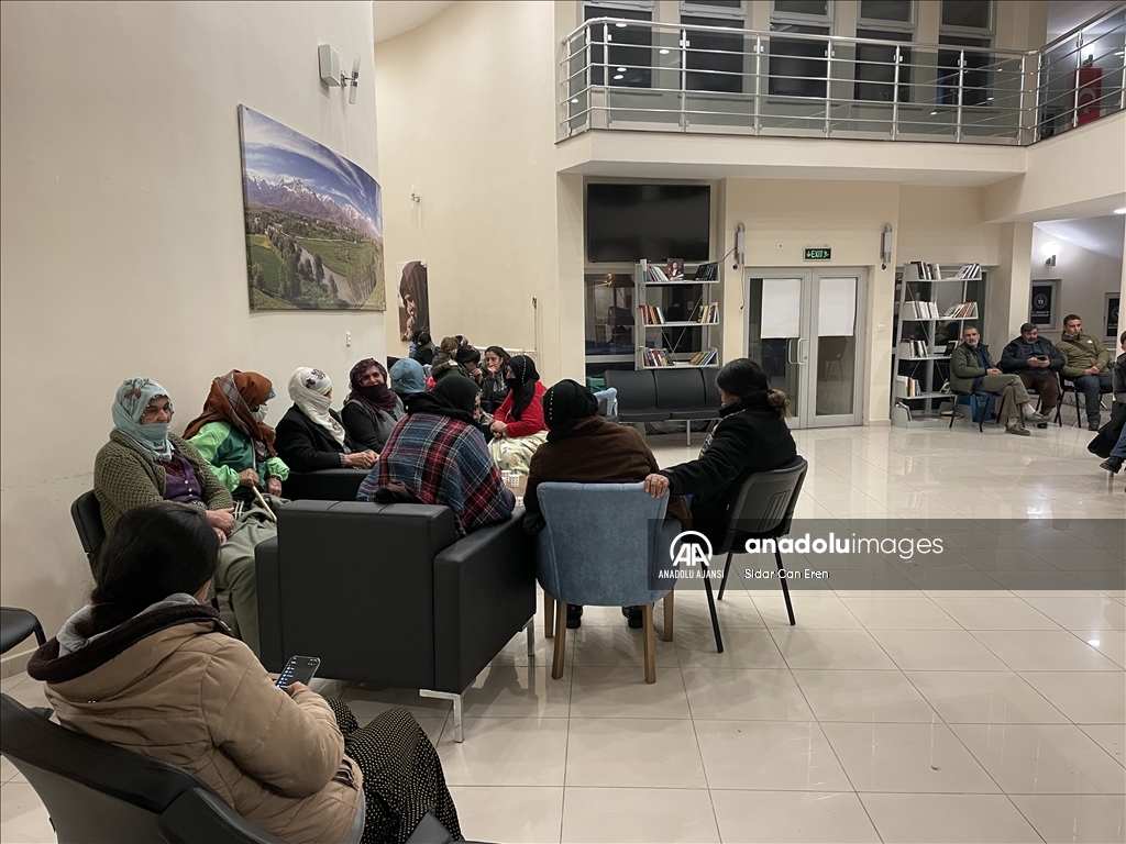 Depremlerin hissedildiği Tunceli'de vatandaşlar geceyi geçici barınma tesislerinde geçiriyor
