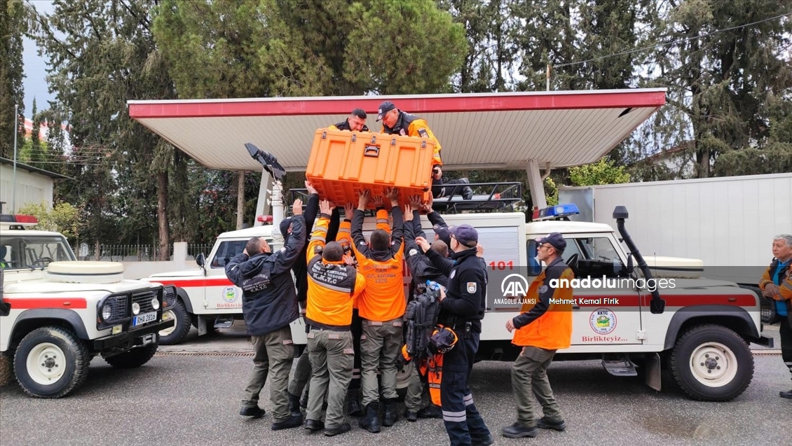 Deprem bölgelerine devlet kurumları tarafından askeri ve sivil arama kurtarma ekipleri gönderildi