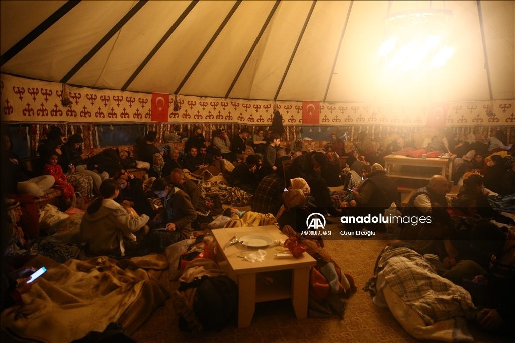 Osmaniye’de depremzedeler, çadırlara ve kapalı spor salonlarına yerleştiriliyor