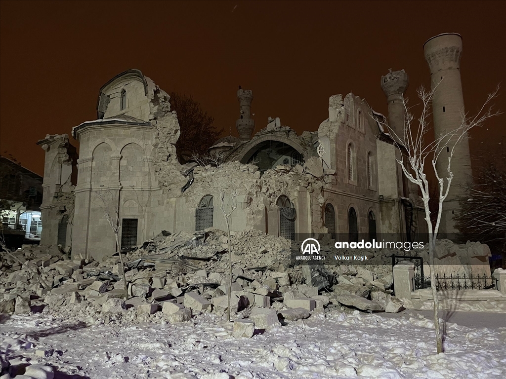 Kahramanmaraş'ta 7,4 büyüklüğünde deprem meydana geldi