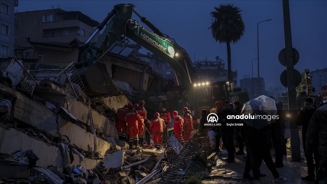 Deprem bölgesinde yıkılan binalarda arama kurtarma çalışmaları devam ediyor