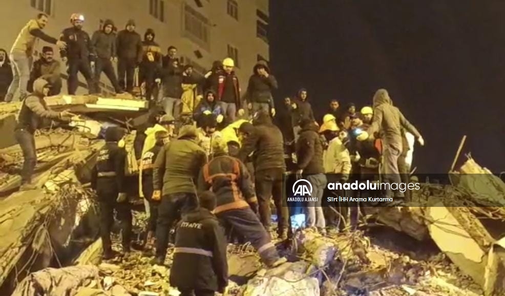 Diyarbakır'da ekipler kanepenin altından gelen sesin sahibine ulaşmaya çalışıyor
