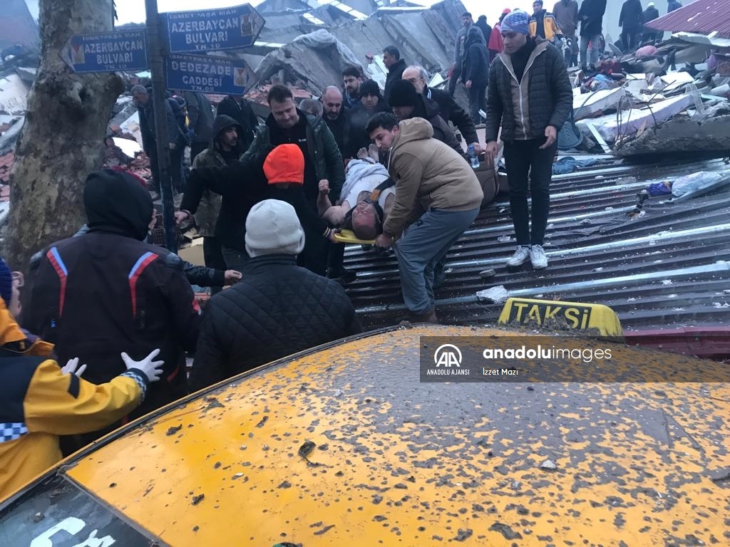 Kahramanmaraş'taki iki enkazdan iki kişi kurtarıldı