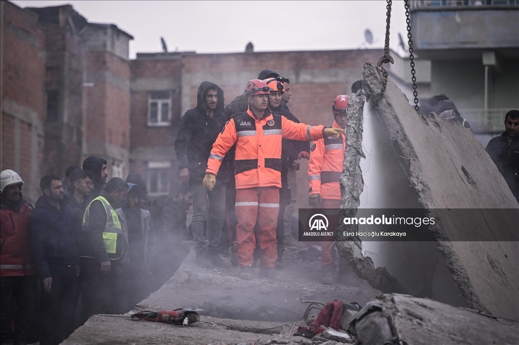 ادامه تلاش تیم‌های جستجو و نجات برای نجات افراد زیر آوار در استان دیاربکر