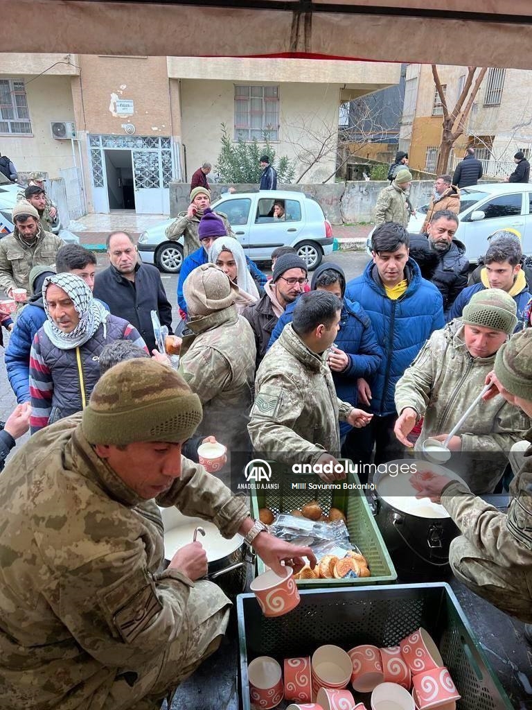 Mehmetçikten deprem bölgesindeki vatandaşlara sıcak yemek desteği