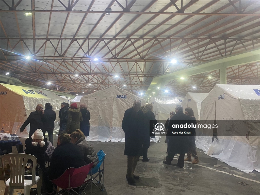 Adana'da depremzedeler, kurulan çadırlara yerleştiriliyor