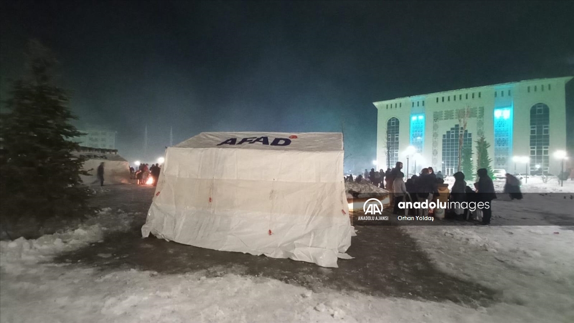 Depremzedeler kamu binalarında misafir ediliyor, kurulan çadırlara yerleştiriliyor