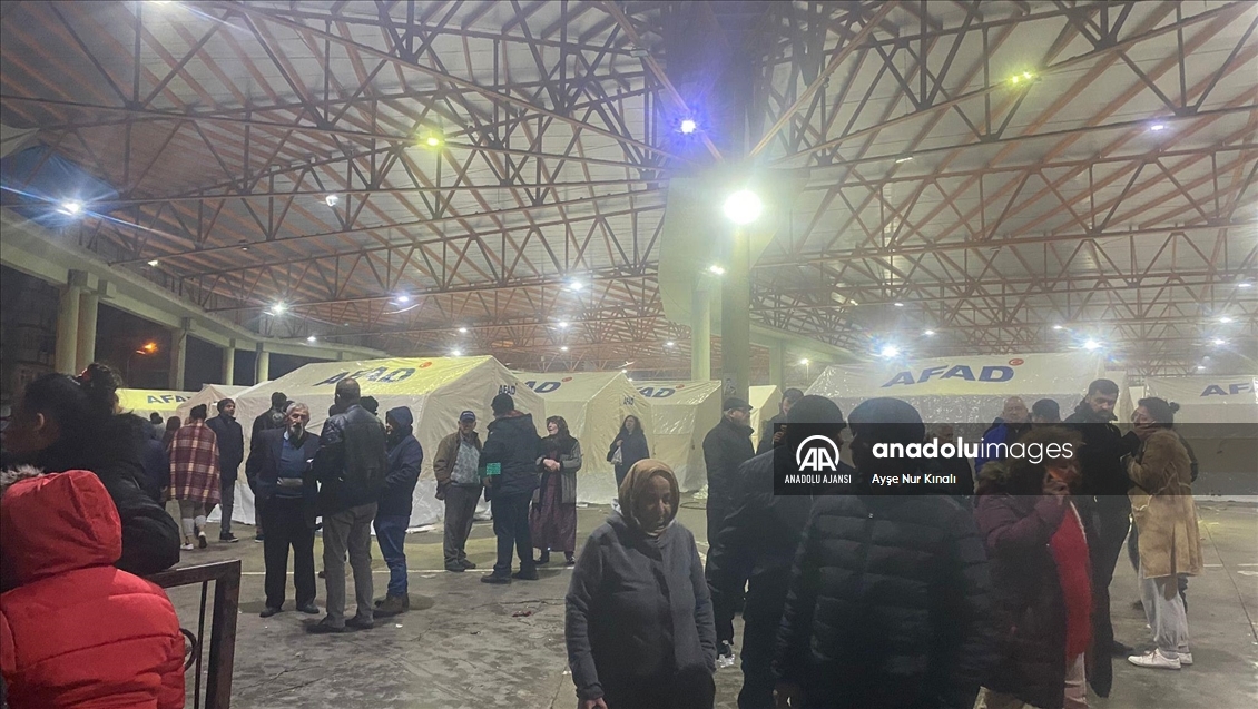 Depremzedeler kamu binalarında misafir ediliyor, kurulan çadırlara yerleştiriliyor