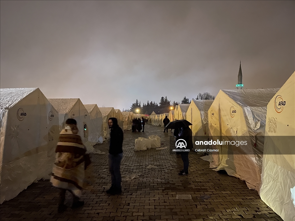 Kilis'te deprem sonrası korku yaşayan vatandaşlar AFAD çadırlarında geceyi geçiriyor