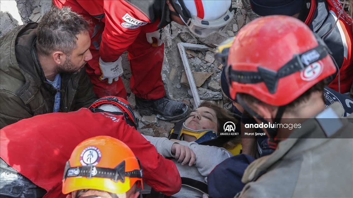 یک زن در استان ختای پس از 34 ساعت از زیر آوار زلزله نجات یافت