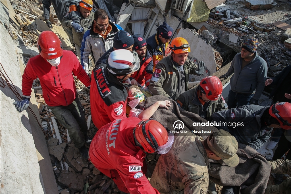 یک زن در استان ختای پس از 34 ساعت از زیر آوار زلزله نجات یافت