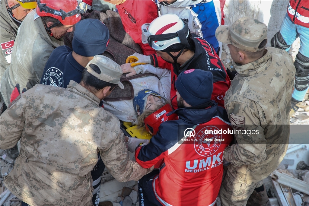 یک زن در استان ختای پس از 34 ساعت از زیر آوار زلزله نجات یافت