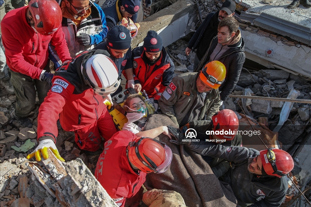 یک زن در استان ختای پس از 34 ساعت از زیر آوار زلزله نجات یافت