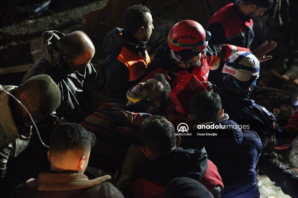 Osmaniye'de depremde yıkılan bir binanın enkazından 26 saat sonra bir kişi kurtarıldı
